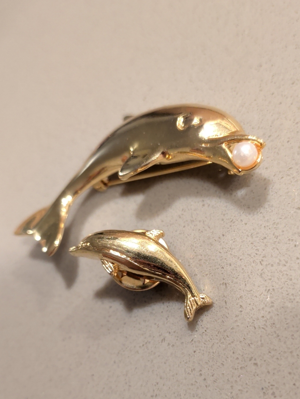 Vintage Lot 2 Gold Dolphin Broochs Pins Pearl Detail Coastal Grandma Beach Vibes - Picture 7 of 12